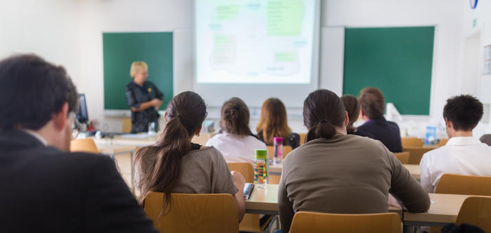 Etudiants dans une salle à l'université